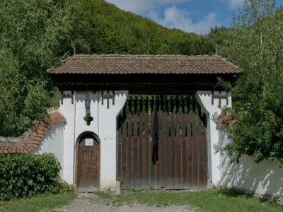 Un voile noir est suspendu en signe de deuil devant l'entrée principale d'un domaine de Charles III dans la région roumaine de Transylvanie, à Valea Zalanului le 13 septembre 2022 - Ionut IORDACHESCU [AFP]