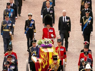 Les quatre enfants de la reine Elizabeth II, Charles III, la princesse Anne, le prince Andrew et le prince Edward (de gauche à droite) marchent derrière le cercueil de la souveraine, le 14 septembre 2022 à Londres (Royaume-Uni) - Victoria Jones [POOL/AFP]