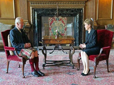 Le roi Charles III (gauche) s'entretient avec la Première ministre d'Ecosse Nicola Sturgeon (droite) au palais de Holyroodhouse à Edimbourg (Royaume-Uni) le 12 septembre 2022 - Peter Byrne [POOL/AFP]