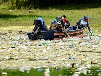 Des habitants ramassent des déchets plastiques et autres flottant à la surface du réservoir Cerron Grande à Potonico, le 9 septembre 2022 au Salvador - MARVIN RECINOS, MARVIN RECINOS [AFP]