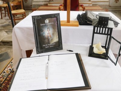 Le carnet de condoléances au sein de l'église anglicane de Gratot, en hommage à Elizabeth II. - Thibault Lecoq