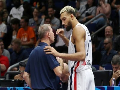 Le sélectionneur français, Vincent Collet, donne ses consignes au pivot des Bleus Rudy Gobert, en quart de finale de l'Euro de basket contre l'Italie, le 14 septembre 2022 à Berlin - Oliver Behrendt [AFP]