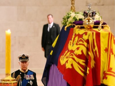 Le roi Charles III veille le cercueil de sa mère la reine Elizabeth II, le 16 septembre 2022 au palais de Westminster, à Londres - Daniel LEAL [POOL/AFP]