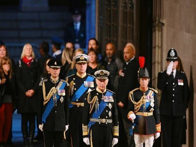 Les quatre enfants de la reine Elizabeth II, le roi Charles III, la princesse Anne, les princes Andrew et Edward, venus veiller le cercueil de leur mère, le 17 septembre 2022 à Westminster Hall, à Londres - Daniel LEAL [POOL/AFP]