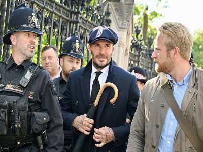 L'ancien footballeur anglais David Beckham  (c) quitte le palais de Westminster après avoir rendu hommage à la reine Elizabeth II, le 16 septembre 2022 à Londres - Louisa Gouliamaki [AFP]