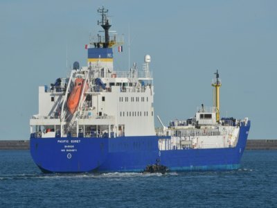 Le "Pacific Egret" de la compagnie maritime britannique PNTL, transportant un chargement de MOX, un combustible nucléaire contenant du plutonium, quitte le port de Cherbourg, à destination du Japon, le 17 septembre 2022 - JEAN-FRANCOIS MONIER [AFP]