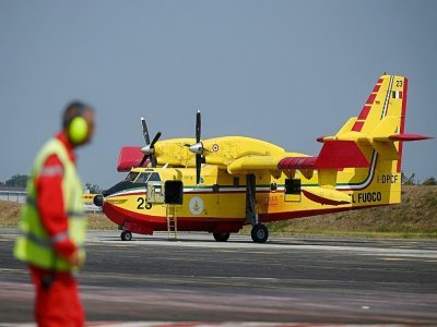 Un Canadair italien déployé en renfort pour combattre les incendies dans le sud-ouest de la France, le 12 août 2022 sur le tarmac de la base militaire de Mérignac, en Gironde - Philippe LOPEZ [AFP/Archives]