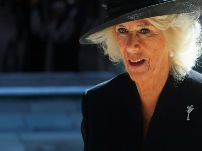 La reine consort Camilla porte une broche de diamant en forme de charbon, cadeau de la reine Elizabeth II, le 16 septembre 2022 à Cardiff, au Pays de Galles - Geoff Caddick [AFP]