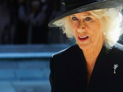 La reine consort Camilla porte une broche de diamant en forme de charbon, cadeau de la reine Elizabeth II, le 16 septembre 2022 à Cardiff, au Pays de Galles - Geoff Caddick [AFP]