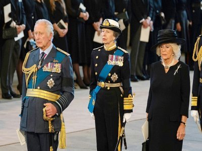 Le roi Charles III, la princesse Anne et la reine consort Camilla à Westminster Hall où repose le cercueil de la reine Elizabeth II, le 14 septembre 2022 à Londres - David Ramos [POOL/AFP]