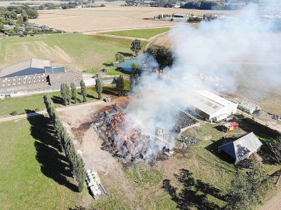 Près de 20 pompiers ont été mobilisés ainsi que sept engins pour éteindre l'incendie agricole. - Sdis 76