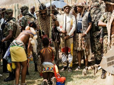 De jeunes filles zouloues présentent des roseaux au roi Misuzulu kaZwelithini à l'occasion de la traditionnelle danse des roseaux  au palais royal Enyokeni, à Nongoma (Afrique du Sud), le 17 septembre 2022 - RAJESH JANTILAL [AFP]