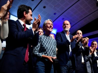 L'eurodéputé Stéphane Séjourné (G), la Première ministre Elisabeth Borne (C) et le maire du Havre Edouard Philippe lors d'un congrès de La République en marche (LREM), officiellement devenue "Renaissance", le 17 septembre 2022  à Paris - JULIEN DE ROSA [AFP]