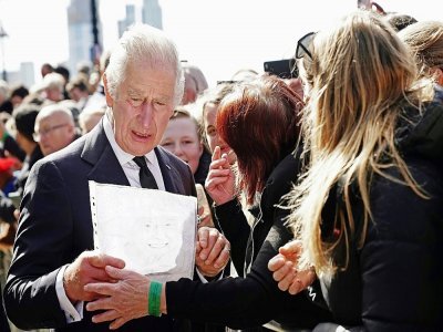 Le roi Charles III rencontre la foule faisant la queue pour se recueillir devant le cercueil d'Elizabeth II, le 17 septembre 2022 à Londres - Aaron Chown [POOL/AFP]