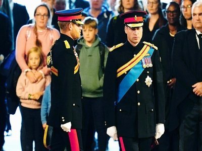 Les princes Harry (à gauche) et William veillent le corps de la reine Elizabeth II, le 17 septembre 2022 à Londres - Aaron Chown [POOL/AFP]