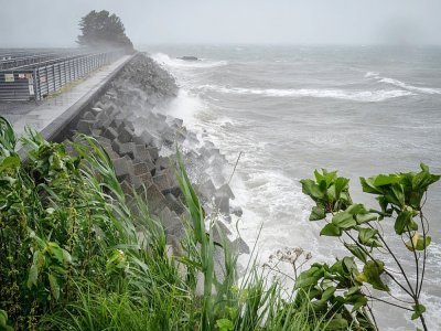 Mer agitée à l'approche du typhon Nanmadol sur les côtes de Minamata, dans la préfecture de Kumamoto, le 18 septembre 2022 au Japon - Yuichi YAMAZAKI [AFP]