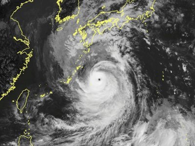 Image satellite diffusée par l'agence météorologique japonaise le 17 septembre 2022 du typhon Nanmadol près du sud du Japon - Handout [Agence météorologique japonaise/AFP]