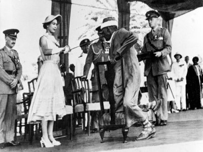 La reine Elizabeth II fait chevalier Sayyid Abubakr bin Shaikh al-Kaff, le 29 avril 1954 lors d'une visite à Aden, au Yémen - - [AFP/Archives]