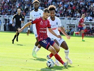 L'attaquant de Clermont Elbasan Rashani (g) à la lutte avec le défenseur de Troyes Eric Palmer-Brown, le 18 septembre 2022 à Clermont-Ferrand - THIERRY ZOCCOLAN [AFP]