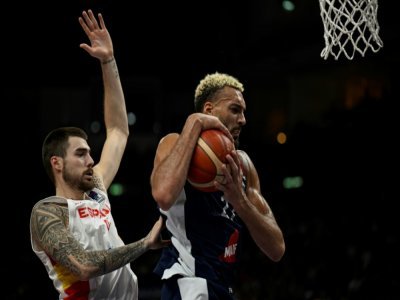 Juancho Hernangomez (à gauche) et Rudy Gobert (à droite) lors de la finale de l'Eurobasket, le 18 septembre 2022 - Tobias SCHWARZ [AFP]