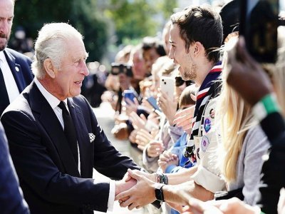 Bain de foule pour le roi Charles III à Londres le 17 septembre 2022, venu remercier ceux attendant des heures pour s'incliner devant le cercueil de la reine Elizabeth II - Aaron Chown [POOL/AFP]