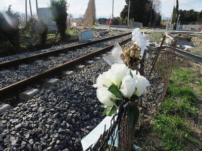 Cette photo d'archives, prise le 21 février 2018, montre des fleurs déposées à un passage à niveau à Millas, dans le sud de la France, où un bus scolaire et un train sont entrés en collision en décembre 2017, faisant six morts - RAYMOND ROIG [AFP/Archives]