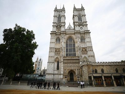 Des policiers en patrouille devant Westminster Abbey avant les funérailles de la reine Elizabeth II, à Londres le 19 septembre 2022 - HANNAH MCKAY [POOL/AFP]