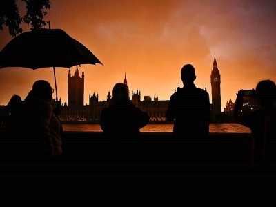 Des gens font la queue pour un dernier hommage à la reine Elizabeth II en admirant le coucher du soleil sur Big Ben et Westminster, à Londres le 18 septembre 2022 - Marco BERTORELLO [AFP]