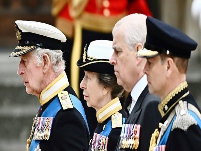 Le roi Charles III, la princesse Anne, le prince Andrew et le prince Edward arrivant à l'abbaye de Westminster le 19 septembre 2022, pour les funérailles d'Etat de leur mère, la reine Elizabeth II - Marco BERTORELLO [AFP]
