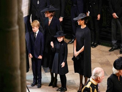 La princesse de Galles Catherine, la duchesse de Sussex Meghan, le prince George et la princesse Charlotte aux funérailles de la reine Elizabeth II, à Londres, le 19 septembre 2022 - PHIL NOBLE [POOL/AFP]