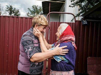 Olga Valkova, 64 ans, retrouve sa soeur Garina Nazorenko, 80 ans, dans son village libéré, dans la région de Kharkiv (Ukraine) le 18 septembre 2022 - Yasuyoshi CHIBA [AFP]