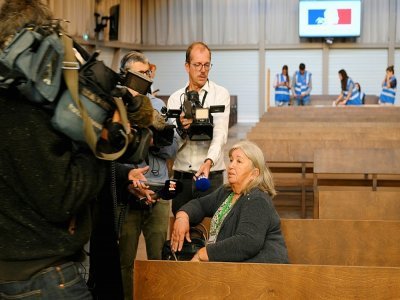 La grand-mère d'un élève tué dans la collision de Millas s'adresse aux journalistes avant l'ouverture du procès qui se déroule à Marseille, dans le sud de la France, le 19 septembre 2022 - Nicolas TUCAT [AFP]