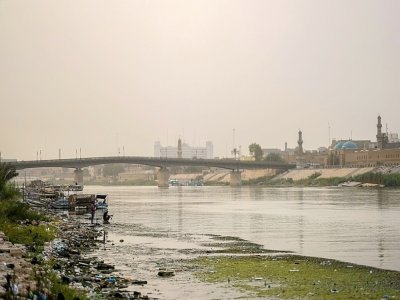 A Bagdad, les dépôts sableux, n'étant plus charriés vers le sud faute de débit, se sont accumulés au fond du Tigre. Le 23 septembre 2021 - Ayman HENNA [AFP]