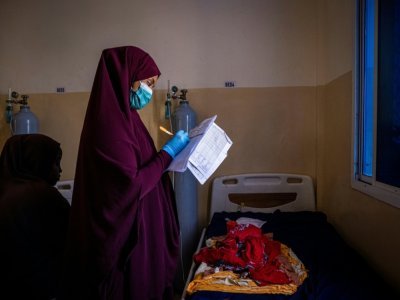 Une infirmière du service pédiatrique prenant en charge des enfants souffrant de malnutrition à l'hôpital Banadir de Mogadiscio (Somalie) le 1er juin 2022 - Ed RAM [AFP]