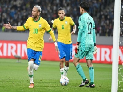 L'attaquant brésilien Neymar (g.) célèbre son but inscrit sur pénalty lors du match amical entre le Japon et le Brésil au Stade national de Tokyo, le 6 juin 2022 - CHARLY TRIBALLEAU [AFP/Archives]