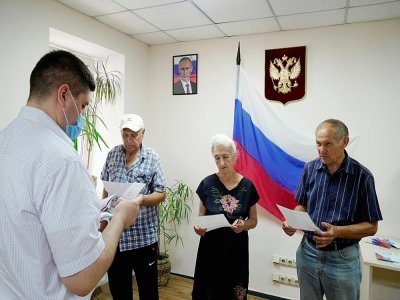 Des résidents de Kherson, ville ukrainienne occupée par la Russie, reçoivent des passeports russes, le 21 juillet 2022 - STRINGER [AFP/Archives]