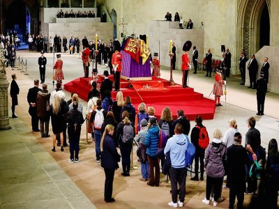 Des anonymes venus se recueillir devant le cercueil de la reine Elizabeth II, au palais de Westminster, à Londres le 18 septembre 2022 - SARAH MEYSSONNIER [POOL/AFP]