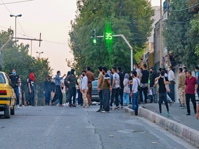Des manifestants à Sanandaj, au Kurdistan irakien, après la mort d'une jeune femme détenue par la police des moeurs, le 19 septembre 2022 - - [AFP]