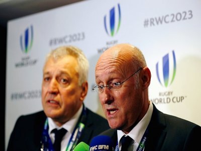 Le président de la Fédération française de rugby (FFR), Bernard Laporte (D), et l'ancien directeur général de la Coupe du monde 2023, Claude Atcher (G), à Londres le 15 novembre 2017 - ADRIAN DENNIS [AFP/Archives]