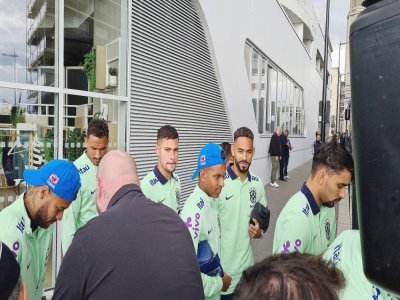 Neymar (à gauche) et ses coéquipiers passent en quelques secondes avant de rejoindre leur bus.