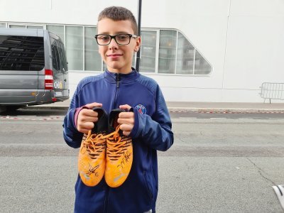 Tiago Falcao a réussi à décrocher un autographe de Marquinhos sur ses chaussures de foot !
