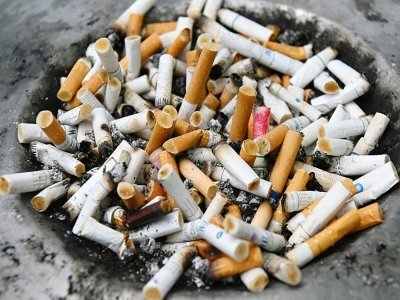 Des mégots de cigarettes sur une poubelle à Singapour, le 17 juillet 2019 - ROSLAN RAHMAN [AFP/Archives]
