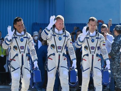 Les cosmonautes russes Sergey Prokopyev (C) et Dmitri Petelin (D) et l'astronaute américain Frank Rubio, avant le lancement depuis le cosmodrome de Baïkonour au Kazakhstan, le 21 septembre 2022 - NATALIA KOLESNIKOVA [AFP]