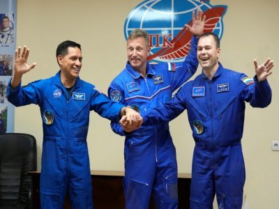 Les astronautes américain Frank Rubio et russes Sergueï Prokopiev et Dmitri Peteline, le 20 septembre 2022 à Baïkonour, au Kazakhstan - Dmitry LOVETSKY [POOL/AFP/Archives]