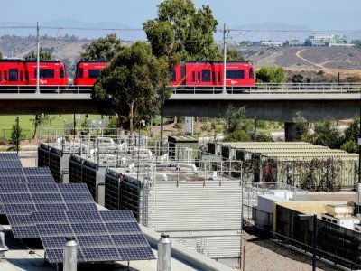 Des conteneurs de stockage d'énergie et des panneaux solaires à l'univesité de San Diego en Californie, le 16 septembre 2022 - SANDY HUFFAKER [AFP]