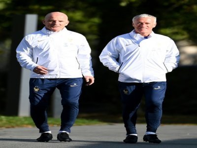 Le sélectionneur de l'équipe de France de football Didier Deschamps (d) et son adjoint Guy Stéphan avant une séance d'entraînement à Clairefontaine-en-Yvelines le 19 septembre 2022 - FRANCK FIFE [AFP]