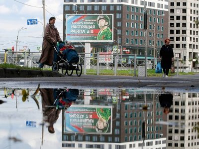 Un panneau d'affichage fait la promotion du service militaire avec le slogan "Servir la Russie est un vrai travail", le 20 septembre 2022 à Saint-Pétersbourg, en Russie - Olga MALTSEVA [AFP]