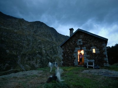 Alisson Carrere-Sastre à l'entrée de son refuge, dans la vallée de la Soula, dans les Hautes-Pyrénées, le 14 septembre 2022 - Valentine CHAPUIS [AFP/Archives]
