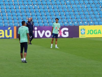 Échanges entre le sélectionneur Tite, Marquinhos et son ancien coéquipier du PSG, Thiago Silva, désormais joueur de Chelsea.