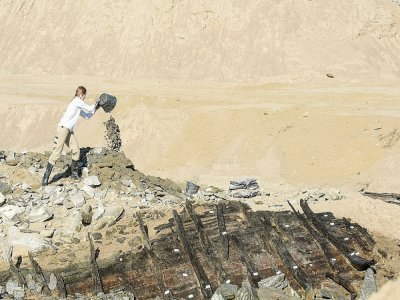 Un archéologue travaille sur les vestiges d'épaves, à Orée d'Anjou, dans le Maine-et-Loire, le 21 septembre 2022 - Sebastien SALOM-GOMIS [AFP]